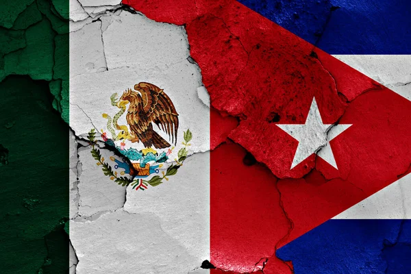 Flaggor Mexiko Och Kuba Målade Spruckna Väggar Royaltyfria Stockfoton