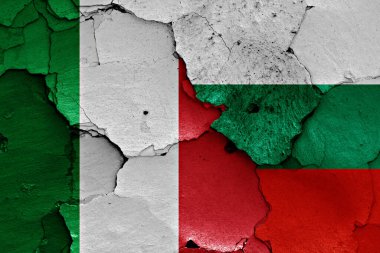 Kırık duvara İtalya ve Bulgaristan bayrakları boyanmış