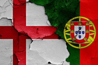 Kırık duvarda İngiltere ve Portekiz bayrakları