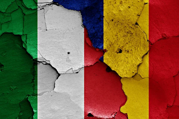意大利和罗马尼亚的国旗画在裂开的墙上 — 图库照片