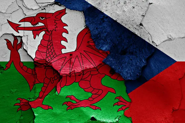 Vlaggen Van Wales Tsjechië Geschilderd Gebarsten Muur — Stockfoto