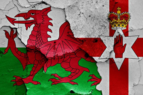 Vlaggen Van Wales Noord Ierland Geschilderd Gebarsten Muur — Stockfoto