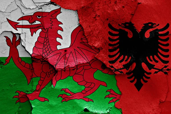 Σημαίες Ουαλίας Και Αλβανίας Ζωγραφισμένες Ραγισμένο Τοίχο — Φωτογραφία Αρχείου