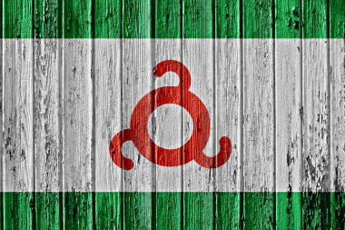 Ahşap çerçeveye boyanmış Ingushetia bayrağı