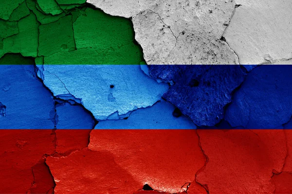 Dagestans Och Rysslands Flaggor Målade Sprucken Vägg — Stockfoto