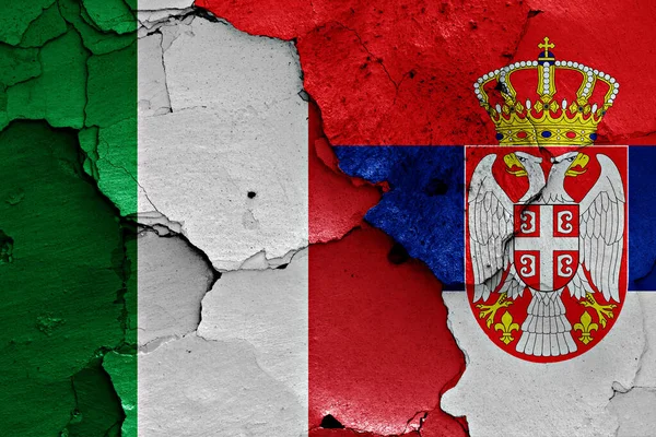Flagi Włoch Serbii Malowane Pękniętej Ścianie — Zdjęcie stockowe