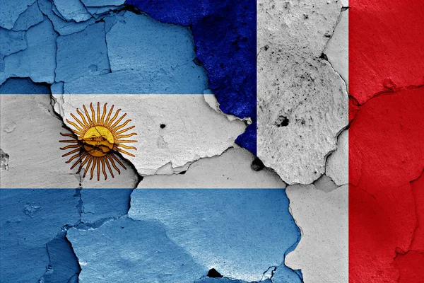 Σημαίες Της Αργεντινής Και Της Γαλλίας Ζωγραφισμένες Ραγισμένο Τοίχο — Φωτογραφία Αρχείου