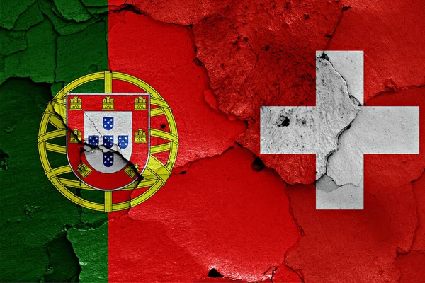 Флаги Португалии Швейцарии Раскрашенные Треснутой Стене Стоковое Фото