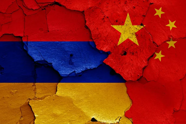 亚美尼亚和中国的国旗画在裂开的墙上 免版税图库图片