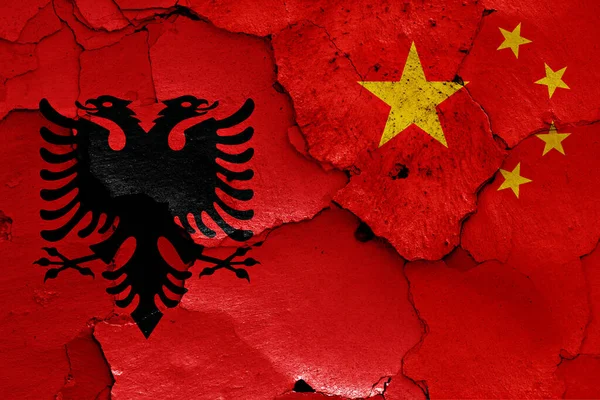 Flaggor Albanien Och Kina Målade Spruckna Väggen — Stockfoto
