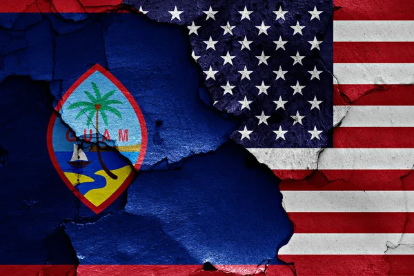 Flaggen Von Guam Und Den Usa Auf Rissige Wand Gemalt — Stockfoto