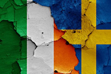 Kırık duvarda İrlanda ve İsveç bayrakları