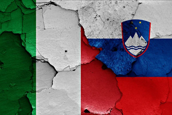 Flagi Włoch Słowenii Malowane Pękniętej Ścianie — Zdjęcie stockowe