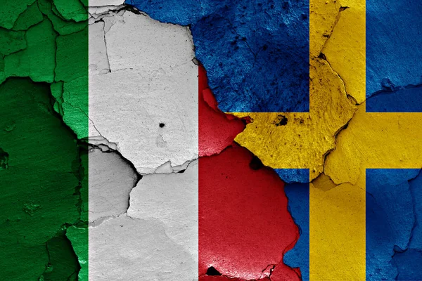 Flagi Włoch Szwecji Malowane Pękniętej Ścianie — Zdjęcie stockowe