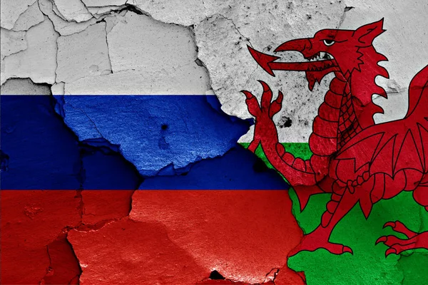 Flaggor Ryssland Och Wales Målade Sprucken Vägg — Stockfoto