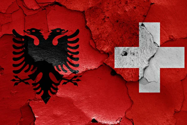 Flaggor Albanien Och Schweiz Målade Spruckna Väggen — Stockfoto