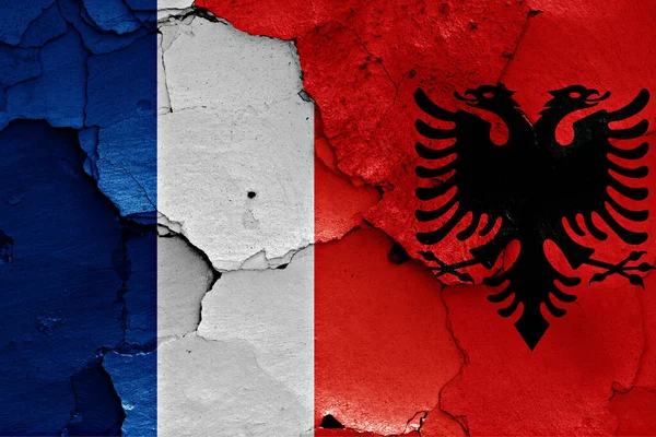 Σημαίες Γαλλίας Και Αλβανίας Ζωγραφισμένες Ραγισμένο Τοίχο — Φωτογραφία Αρχείου