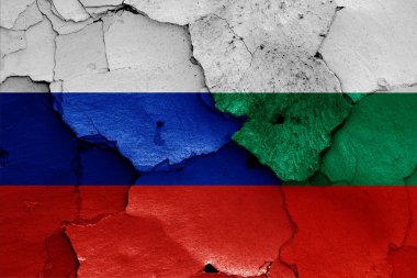 Kırık duvarda Rusya ve Bulgaristan 'ın bayrakları
