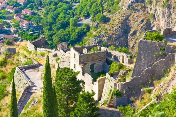 Ruinas de la fortaleza de San Juan sobre Kotor, Montenegro —  Fotos de Stock