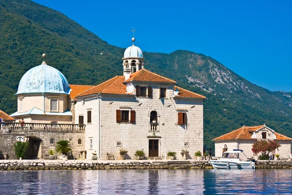 PERAST, MONTENEGRO - 8 de julho de 2015: Gospa od Skrpjela, Perast, Montenegro. Pequena igreja em uma Baía de Kotor — Fotografia de Stock