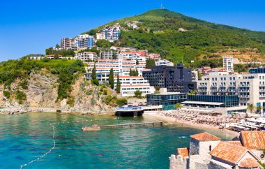 Karadağ, Budva - 12 Temmuz 2015: Turist Karadağ Budva yakınındaki ünlü Mogren sahilde. Sandy plaj 150 m eski şehirden uzak yer almaktadır
