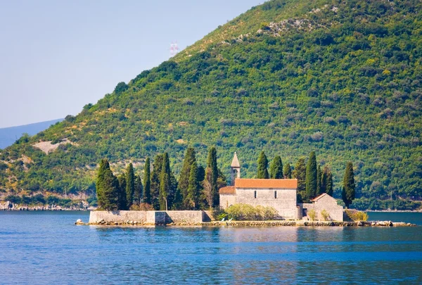 Ostrvo Sveti Dorde (Ilha de São Jorge) é uma das duas ilhotas ao largo da costa de Perast, na Baía de Kotor — Fotografia de Stock