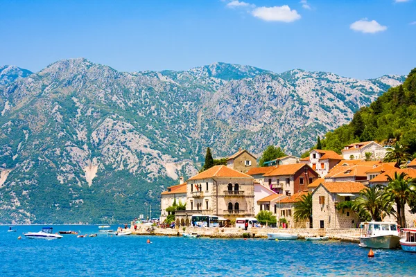 Perast, Černá Hora - 8 července 2015: Perast vesnice na pobřeží Boka Kotor bay. Černá Hora. Jaderské moře — Stock fotografie