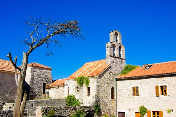 Igreja da Virgem Maria no centro da cidade velha Budva, Montenegro — Fotografia de Stock