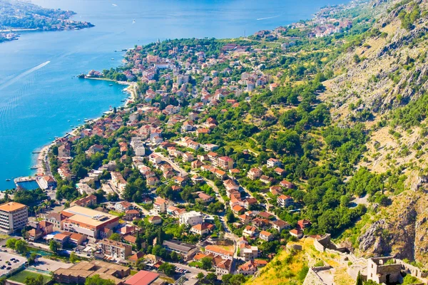 Baía de Kotor em Montenegro com vista para montanhas, barcos e casas antigas com telhados de azulejos vermelhos — Fotografia de Stock