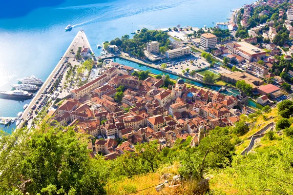 Zatoka Kotor w Czarnogórze z widokiem na góry, łodzi i stare domy z czerwoną dachówką — Zdjęcie stockowe