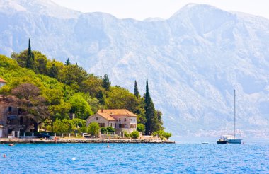 Akdeniz kasabası - Perast, Kotor Koyu'ndaki (Boka Kotorska), Karadağ ile manzara