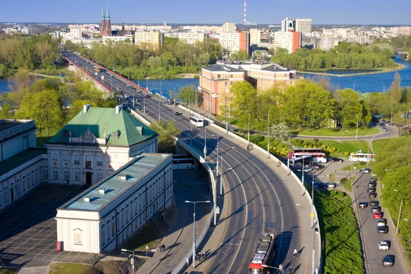 Stadsbilden i Warszawa, Polen, slasko-dabrowski bridge, praga distriktet bakom floden Vistula — Stockfoto