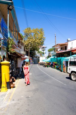 Peoulas, Kıbrıs-Ağustos, 28, 2013: turist Caddesi ve posta kutusu. Pedoulas Köyü bir yükseklikte deniz seviyesinden 1097 metredir. Yaklaşık 200 kişilik küçük bir nüfusa