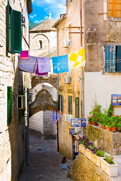 KOTOR, MONTENEGRO - JUNE 24, 2015: Old City consists of many narrow streets and lanes. Montenegro — Stock Photo, Image