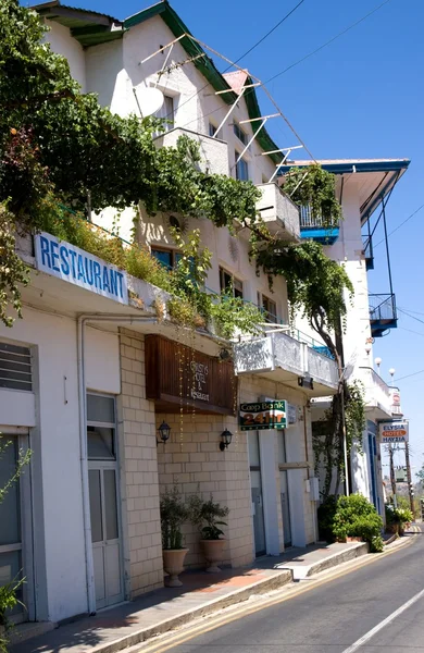 PEOULAS, CHIPRE-AGOSTO, 28 de agosto de 2013: Restaurante y banco en edificio blanco. El pueblo de Pedoulas está a una altitud de 1097 metros sobre el nivel del mar. Una pequeña población de unas 200 personas — Foto de Stock