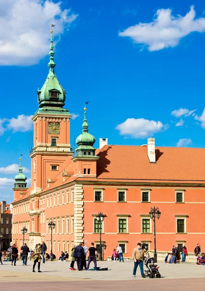 WARSAW, POLAND - APRIL 21, 2016: Tourists walk near king castle in old town of Warsaw — Stock Photo, Image