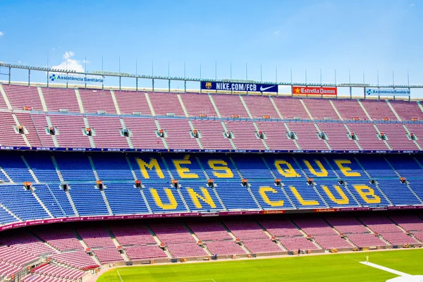 Barcelona, España - 13 de julio de 2016: Estadio de fútbol Camp Nou interior con campo de hierba y stands. El estadio ha sido sede del FC Barcelona desde su finalización en 1957 — Foto de Stock