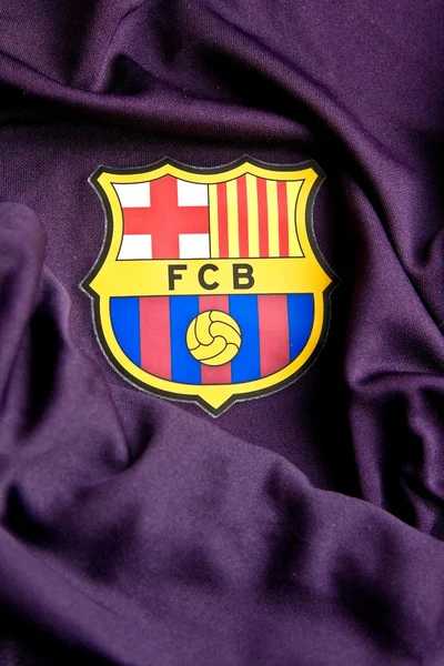 Barcelona, spanien - 28. juli 2016: fc barcelona T-shirt badge. neue lila Gastmannschaftsform für die Saison 2016 / 2017. fc barcelona ist eine fußballmannschaft in barcelona, katalonien, spanien — Stockfoto