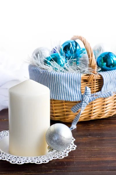 Vela e bolas de chistmas azuis na cesta no branco — Fotografia de Stock