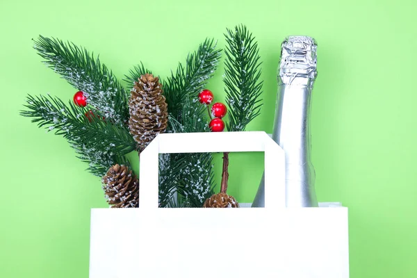 新年装饰和瓶装水香槟在白色纸袋与您的文字空间 概念圣诞礼物 新年销售或递送 横向背景 — 图库照片