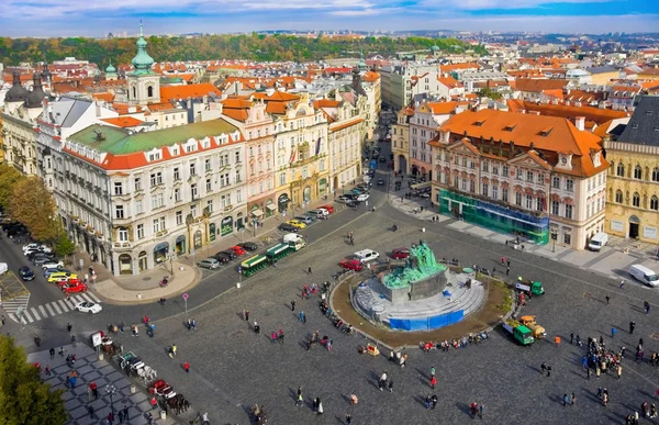 Πράγα, Δημοκρατία της Τσεχίας - 10 Οκτωβρίου: παλαιό πόλης τετράγωνο με τους τουρίστες στις 10 Οκτωβρίου, 2013 στην Πράγα. πλατεία της παλιάς πόλης είναι μια ιστορική πλατεία στην παλιά πόλη συνοικία της Πράγας, στην Τσεχία — Φωτογραφία Αρχείου