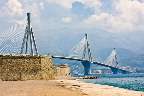 Ponte suspensa atravessando o estreito do Golfo de Corinto, Grécia. É a segunda maior ponte de cabo do mundo — Fotografia de Stock