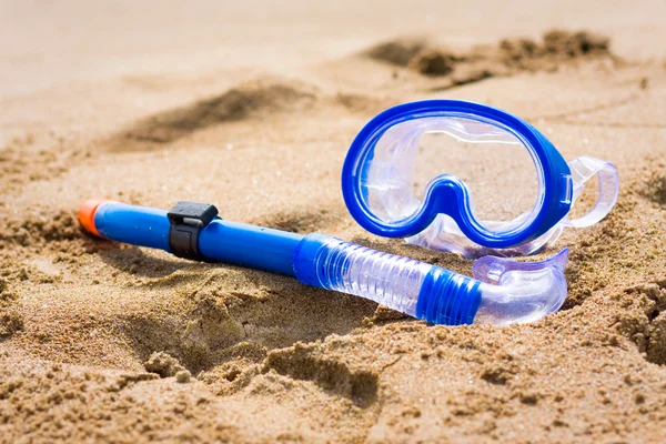 Snorkel and diving mask on beach — Stock Photo, Image