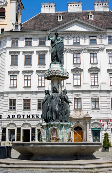 VIENA, AUSTRIA - 27 DE JULIO DE 2014: Fuente Austriabrunnen en Viena, Austria, 27 de julio de 2014 —  Fotos de Stock