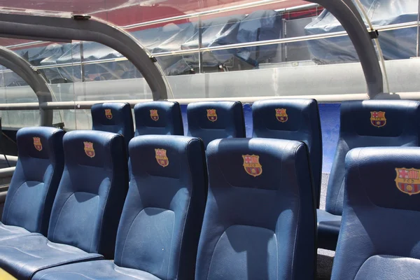 BARCELONA, ESPAÑA - 12 DE JUNIO DE 2011: Los jugadores de la reserva azul se sientan con símbolos en el estadio Camp Nou de Barcelona. Camp Nou es la sede del FC Barcelona y tiene capacidad para 99786 personas — Foto de Stock