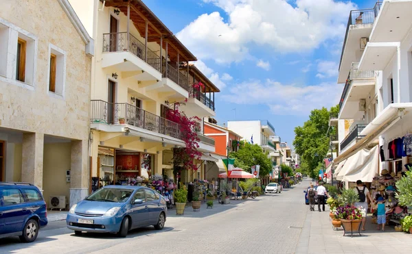 OLIMPIA, GREECE - JUNE 13, 2014: Street with souvenir shops in Olimpia, Greece on June 13, 2014.One of the main attractions of Greece — Stock Photo, Image