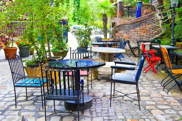 Mesas de restaurante ao ar livre com cadeiras amarelas — Fotografia de Stock
