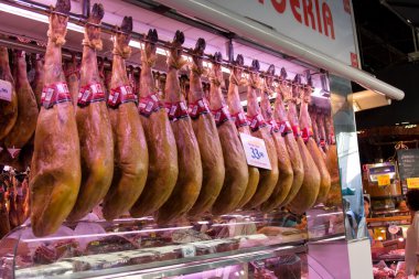 Barcelona, İspanya - Ekim 18: La Boqueria Pazar 18 Ekim 2014 tarihinde Barselona, İspanya, Jamon. Her gün binlerce turist tarafından ziyaret Barselona'da en ünlü Pazar