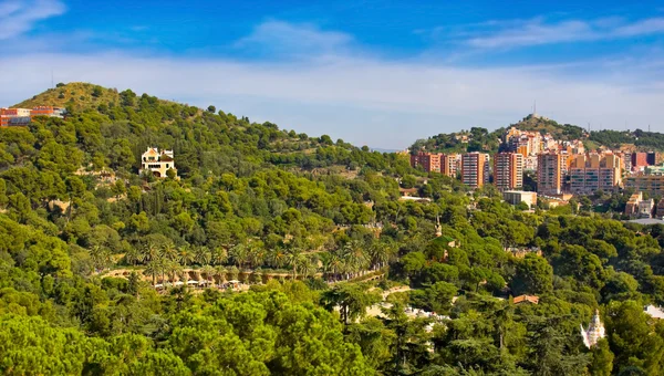 Utsikt över Barcelona och park Guel i solig dag — Stockfoto
