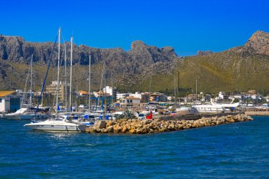 Yat Limanı ve Port de Pollenca, İspanyolca kuzeydoğu sahil dağlarında Mallorca için yapılan Akdeniz, Europe Adası